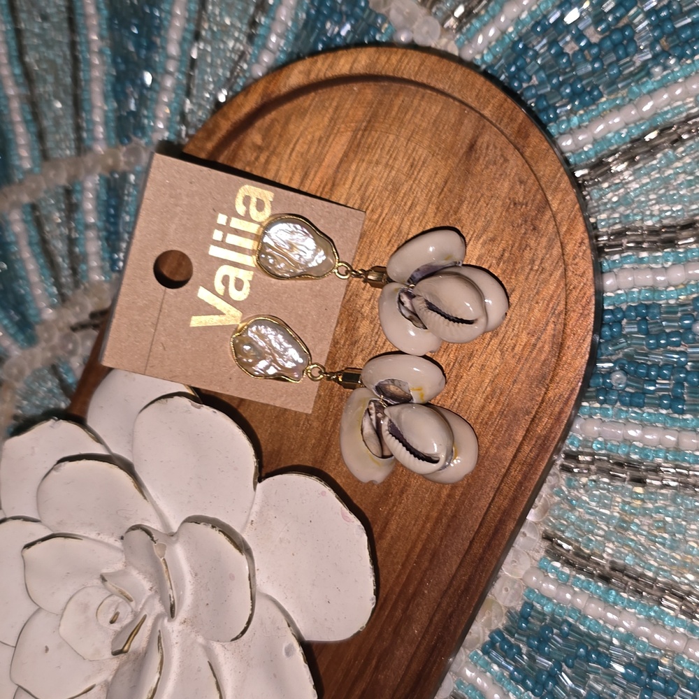 PEARL & SHELL 🐚 EARRING